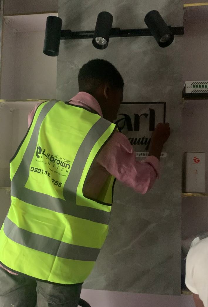 Lilbrown team installing the Pearl Luxx Beauty sign
